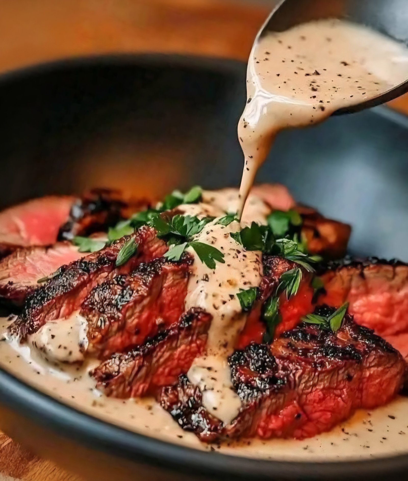🥩 Peppered Steak Strips with Creamy Horseradish Sauce