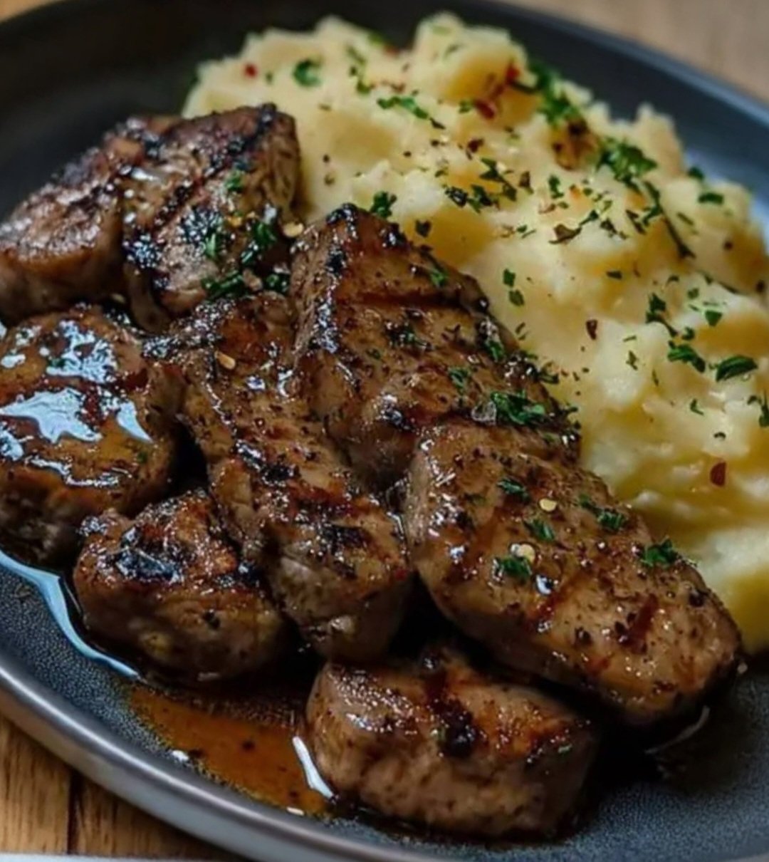 Garlic Butter Beef Bites with Creamy Mashed Potatoes