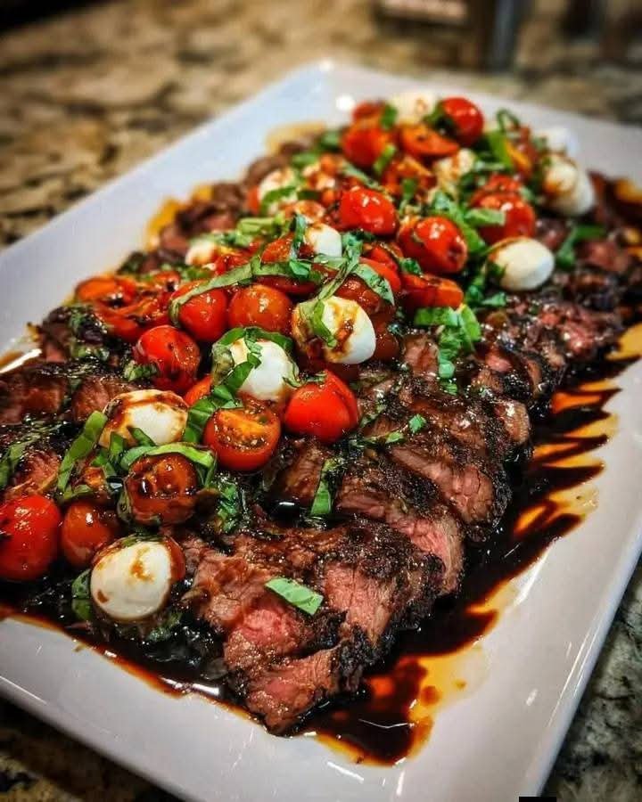 Grilled Balsamic Steak Caprese with Mozzarella, Tomatoes, and Basil – A Fresh and Flavorful Meal